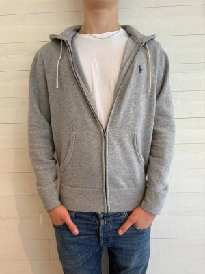 Polo Ralph Lauren Zip Hoodie - Grå Polo Ralph Lauren Zip Hoodie  Skick: 10/10 Storlek: S 182 cm på bilden  Skriv för funderingar!