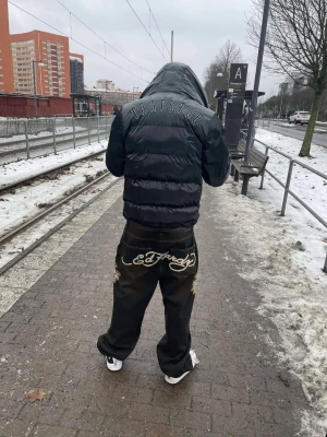 Svart pufferjacka från Trapstar - Säljer en svart pufferjacka från Trapstar. Varm och går att ta av och på luvan.