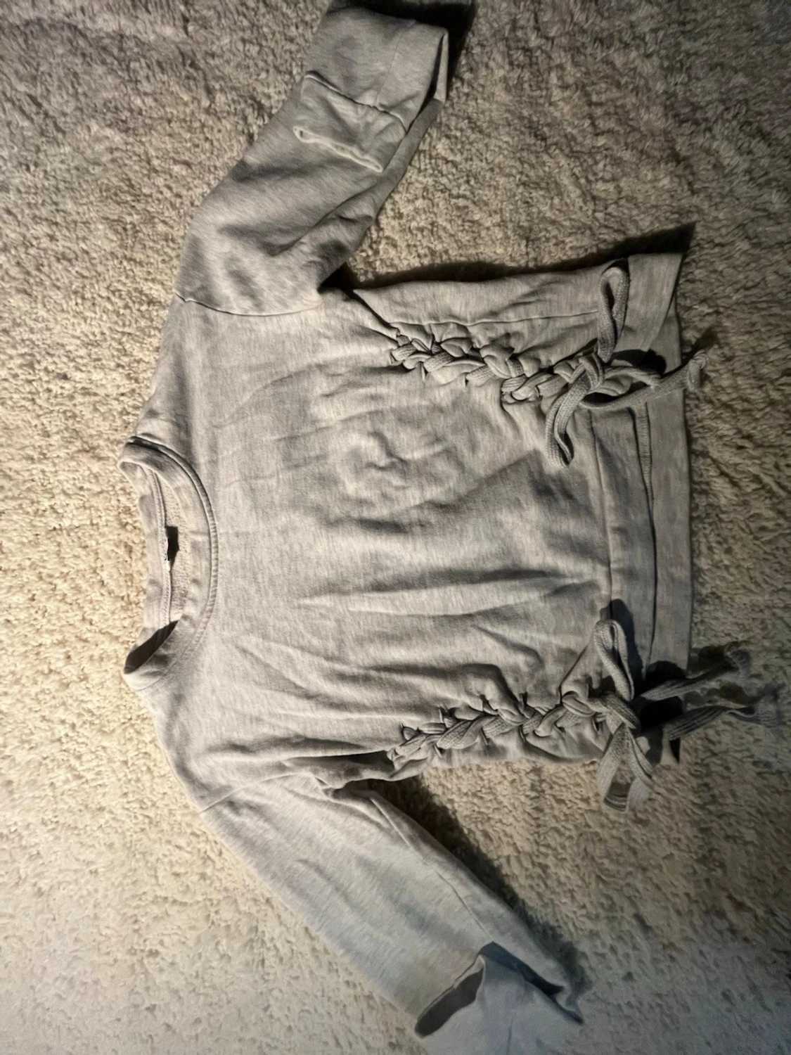 Grå sweatshirt med snörning i sidorna - 1