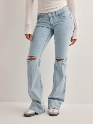 Bootcut jeans nelly - Säljer dessa ljusblå jeans från nelly! De är i bra skick, säljs pga de inte används. De är stretchiga så passar många.