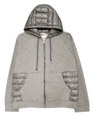 Grå Moncler cardigan - Riktigt sällsynt plagg från moncler! En av dom fräschaste och unik cardigan enligt mig själv. Den sitter som en M-L. Skriv gärna om intresserad kan bifoga fler bilder! Varan är även äkta som allt annat på min sida.