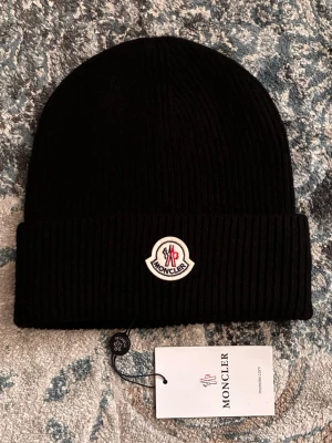 Moncler beanie  - Helt ny moncler mössa!!! Skriv om du har några frågor eller om du vill ha fler bilder. Pris kan diskuteras.