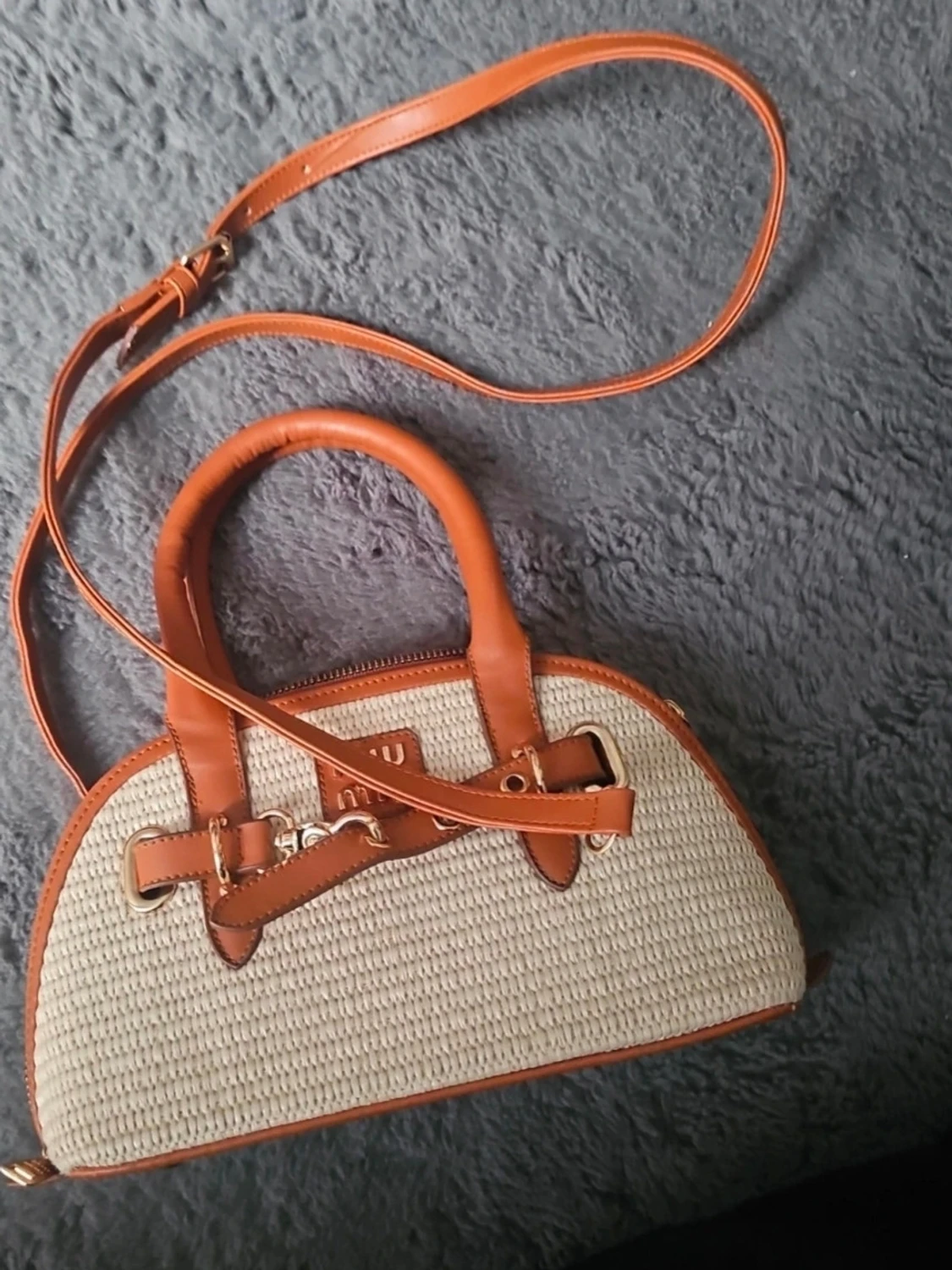 Beige och brun handväska i rotting