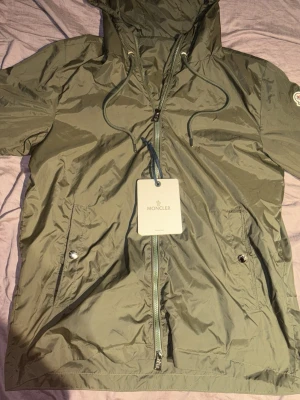 Moncler windbreaker  - Säljer nu min moncler windbreaker för den inte används använd 3 gånger som ny skick tags följer med 