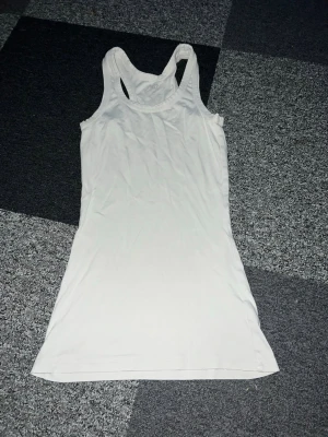 3-pack baslinnen i vitt, svart och grått - Klassiska baslinnen. De har racerback och ärmlös design, perfekta att bära till jeans eller shorts. Tillverkade i mjuk bomull för en bekväm känsla hela dagen. Detta är styckpris, 15kr/st och 40 för alla tre  🥰