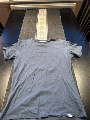 Blå t-shirt från les deux  - Lite skrynklig eftersom den legat i garderoben. Skriv för mer info