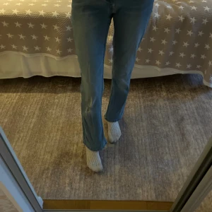 Blå bootcut jeans  - Snygga blå jeans med bootcut passform och klassisk femficksdesign. Jeansen har ljus tvätt med slitningar och en liten reva på ena benet, men det är bara snyggt! De är tillverkade i mjukt denimtyg och har normal midja. De är använda, men fortfarande i bra skick. Det står storlek 164, men kanske är lite korta för mig som är 170 cm. Vet inte var jag har köpt dem. Hör av er om frågor om midjemått eller annat!❤️(Säljer även på Vinted ifall man skulle vilja köpa där)