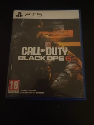 Call of Duty Black Ops 6 PS5 - Säljer spelet Call of Duty Black Ops 6 till PlayStation 5. Säljer pga spelet är skit tråkigt. Nypris är 699 och mitt är 449: har använt två gånger och bara spelat. På ps store kostar det 899 men är på rabbat till pris av 585. Men hör av er vid frågor och kan gå ner i pris vid snabb affär.