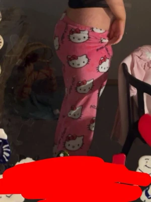 rosa hello kitty byxor - Mysiga rosa hellokitty byxor från SHEIN Perfekta för chillkvällar hemma och supermjuka mot huden. storlek M men skulle passa bättre p en s/xs om man vill ha denhär ”påsiga” looken. eftersom dome från SHEIN så e d inte bästa kvaliteten men dom e inte så mycket använda då ja har 2st av samma par💋