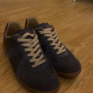 Maison Margiela Skor, mörkblåa - Snygga mörkblå Maison Margiela skor i storlek 43. Skriv för bud och frågor!