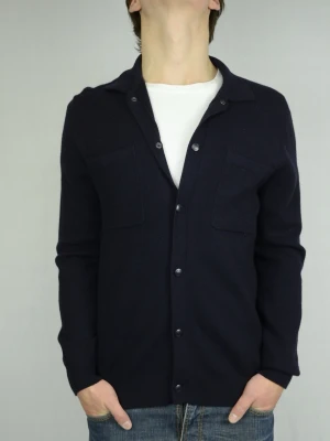 Massimo Dutti stickad overshirt  - MASSIMO DUTTI STICKAD OVERSHIRT Storlek : M Passform : Normalt Användning : Jackan är i ett väldigt fint skick utan defekter Nypris : Cirka 1400SEK Modellen på bilden : 182CM och väger 77KG