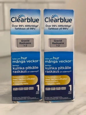 Clearblue graviditetstest med veckor - Clearblue graviditetstest med veckorindikator som visar hur många veckor graviditeten är. Förpackningen är blå och vit med tydlig text på svenska och finska. Innehåller ett test per förpackning.