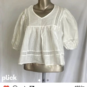 Sommar blus  - Säljer denna gulliga blus!! Perfekt till sommaren❤️❤️Storlek xs men den är ganska stor och sitter löst så passar som en större storlek också. använd två gnr så i väldigt bra skick, köp direkt för 250. Sista bilden är egen bild. 