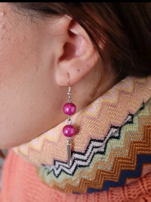 Rosa handgjorda pärlörhängen med nitar  - Jag gör dessa örhängen av återbrukade pärlor som jag har hittat på secondhand genom pärlhalsband. Jag skapar dessa örhängen av noggrant utvalda pärlor från secondhand – ett medvetet val för att ge vackra material ett nytt liv.  Eftersom pärlorna är återbrukade kan små märken eller färgskiftningar förekomma på t.ex. metallen. Undvik kontakt med vatten för att bevara smyckena så fina som möjligt. Alla örhängen är handgjorda och säljs i par 💖🫶🏻⚜️