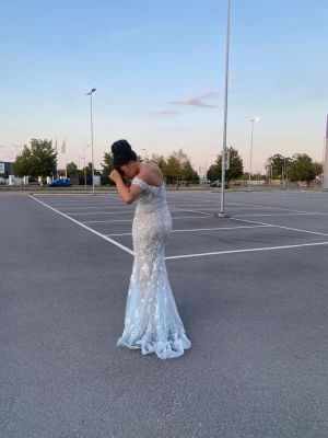 Ljusblå långklänning med spets -  ljusblå långklänning med offshoulder använt 2 gånger storlek 36/38 från dresssrom