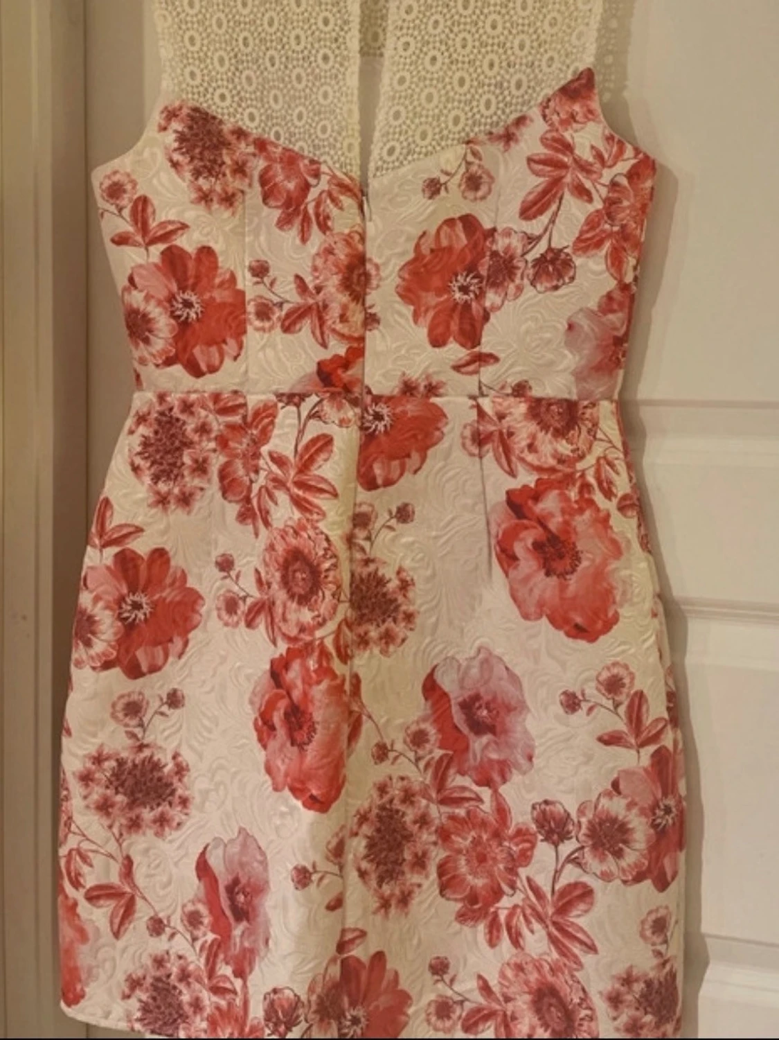 Vit och röd blommig kortklänning - 2