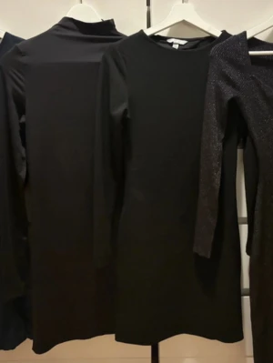 Paket med klänningar strl S - 4 stycken miniklänningar, alla i storlek S. Mycket fint skick på alla. Säljes som paket.   - Svart poloklänning H&M - Svart bodycon med öppen rygg detalj H&M - Marinblå klänning med knytskärp H&M - Svart stickad glitterklänning Anna Field  150 kr för alla 4. 