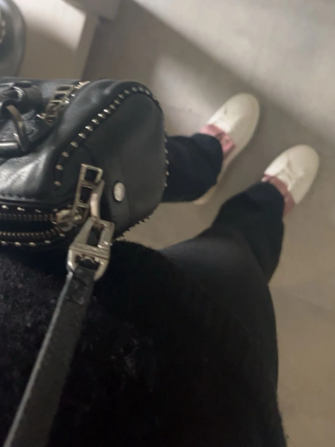 Valentino vita sneakers med rosa detalj - 2