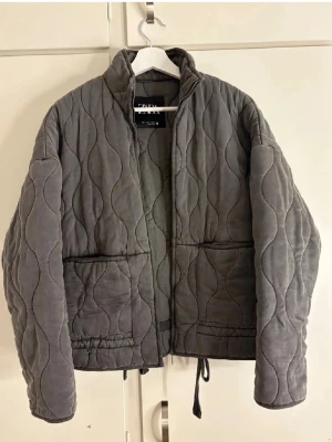 grå zara jacka - snygg jacka från zara, bra skick och använd fåtal gånger 