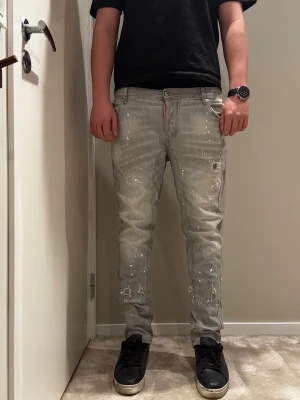 Dsquared2 jeans  - Dsquared2 jeans 100% äkta!! || Rikigt snygg och fräsch ljusgrå färg || Jeansen är använda väldigt få gånger och har ett jätte bra skick 8/10 || De är stl 54 || Nypris: runt 5000:- || Mitt pris: 2299:- || Hör av er vid frågor eller intressen!! ✌🏽|| Mvh M12closet 🔹🔝