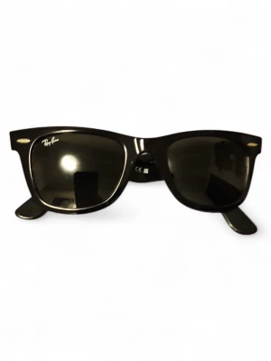  Ray-ban - Tja, säljer äkta raybans för 849, har varit använda cirka 2 gånger, är in princip i ny skick. Dustbag tillkommer. Orginapriset var 2199, skriv gärna vid funderingar och tankar 