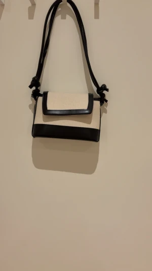 Väska  - Köpt utomlands. Fin. Rymmer mycket