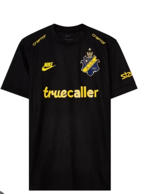 AIK matchtröja Nike svart/gul - AIK hemmamatchtröja signerad utav AIK spelare från A herrlaget. Bland annat Anton Saletros och Pittas. Nummer 13 på ryggen helt nytt fint skick!