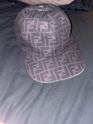 Svart vit fendi keps - Den är ganska sliten 