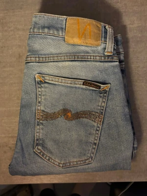 Nudie jeans lean dean - Säljer ett par nudie jeans lean dean ”lost orange” i storlek W29 L32, de är i gott skick och har inga stora defekter bara små tecken på användning vid sömmarna på fickorna, nypris ligger på 1600:-, säljer för enbart 599:-