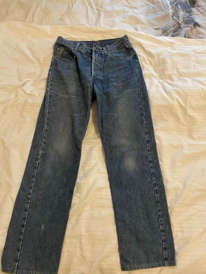 Armani jeans  - Armani jeans blå denim äkta självklart, 80 midjemått och cirka 31 i längd. Pytteliten fläck på ena benet, sista bilden. Inget jag någonsin tänkt på, och kanske går att få bort om man vet vad man gör.