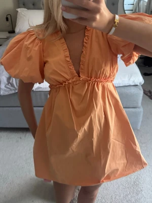 Kort orange klänning med puffärm - Korall färgad söt klänning som är helt ny med lapp kvar 🧡🧡🧡🩷🩷🩷🩷 