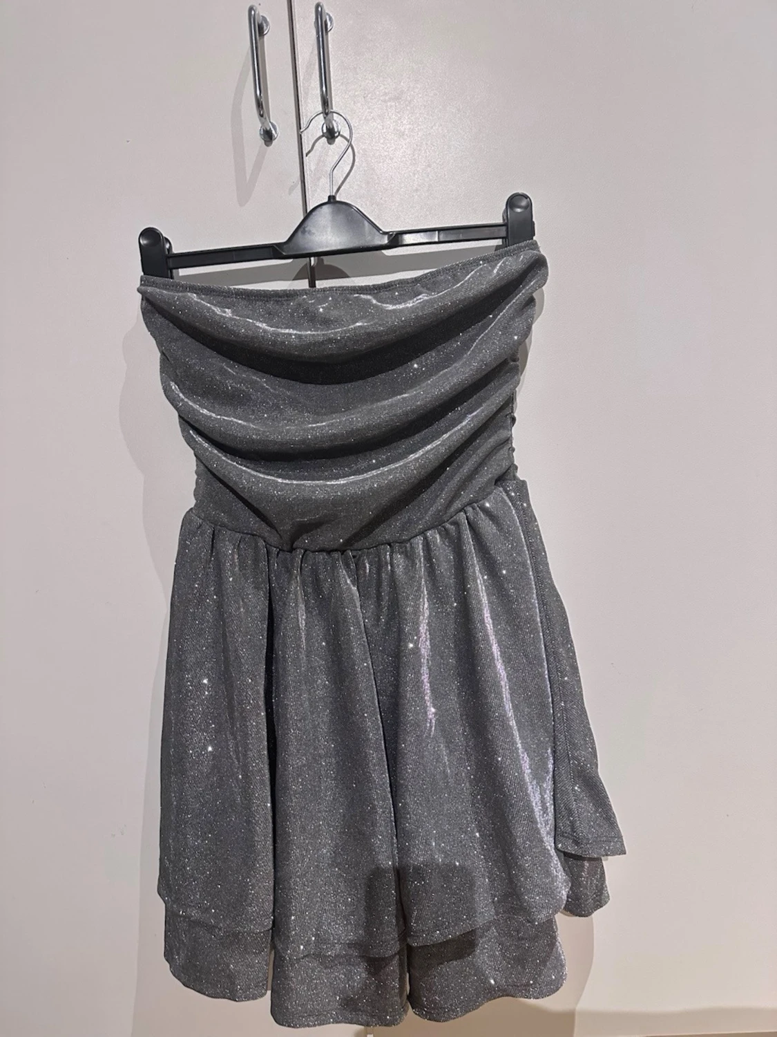 Glittrig axelbandslös klänning - 4