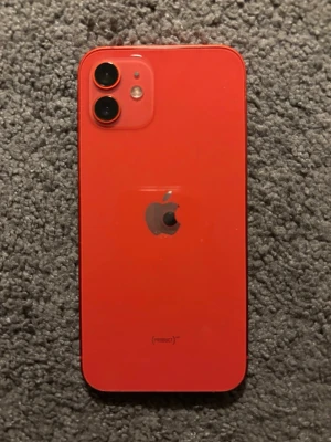 iPhone 12 - 256 GB - Röd - Som ny - Säljer en röd iPhone 12 med 256 GB lagring. Telefonen är i mycket fint skick, helt felfri utan sprickor eller repor.  🔋 Batterihälsa: 90 % 📱 Allt fungerar som det ska 🔓 Olåst  Säljes pga byte av telefon.  Pris: 3 000