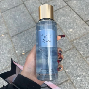 Victoria's Secret Rush mist 250ml - Helt oöppnad och nyköpt. Jag köpte fel och ville byta men de tar inte emot mists igen. Volym: 250 ml.