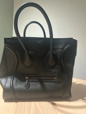 Svart Céline Luggage handväska - Om