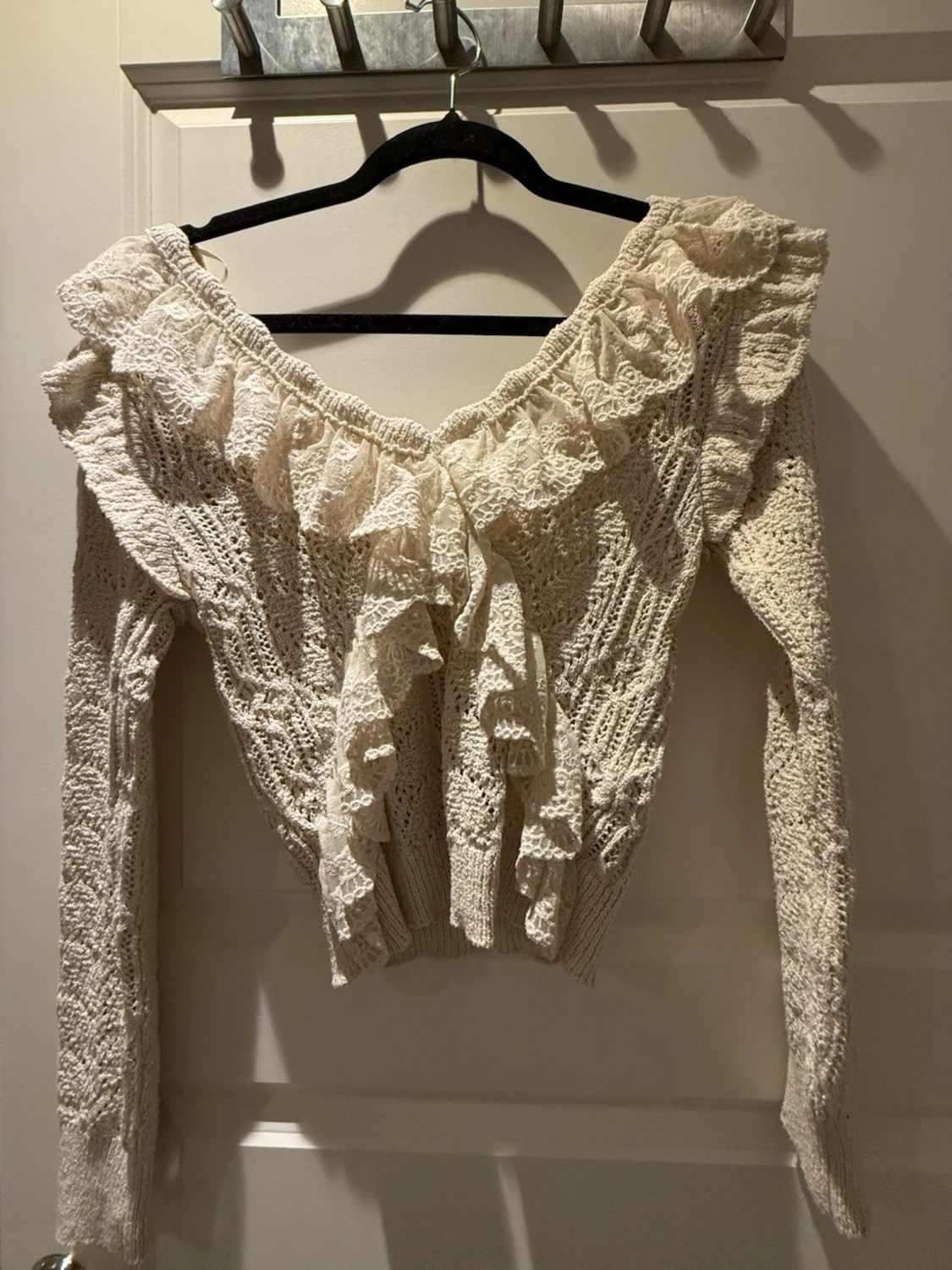 Krämvit spetsig volangtröja - 2