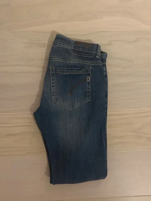 Dondup George  - Fint skick. Storlek 34. George. Nypris 4000. Mitt pris 599. Hör av dig vid frågar! 