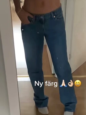 Baggy Lågmidjade jeans  - Lågmidjade weekday jeans i storlek 27/30. Väldigt fint skick! Modellen heter Arrow Low. Weekday lowwaist jeans, straight leg. 