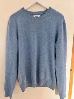 Ljus blå kashmir tröja från Magasin Nord - Ljus blå tröja Kashmir i storlek S, om några frågor så är de bara och skriva 