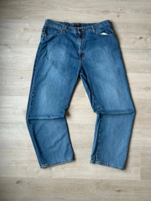 Blåa Vintage Ralph Lauren Relaxed Fit Jeans W38 L32 - Fina Vintage Ralph Lauren Jeans i blå färg. Jeansen är i mycket bra skick och sparsamt använda. |  Äkta som allt annat jag säljer! ✅|  Storlek: W38 L32 | Skick: Mycket Bra Skick | Färg: Blå | Märke: Ralph Lauren | Modell: Jeans |  Hör gärna av dig vid frågor så svarar jag så fort jag kan! 😁|  