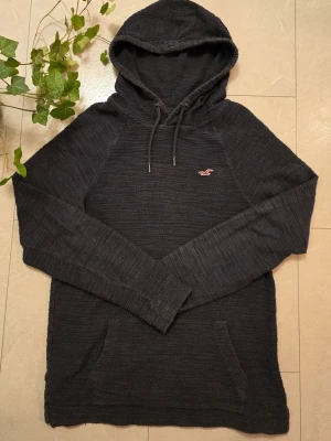 Hollister hoodie vintage  - Supersnygg tröja i storlek Medium. Observera att den är lite sliten och är aningen urtvättad. Är gjorda i ett lite tunnare material vilket är populärt och många uppskattar. Skriv om du undrar något! 🤩