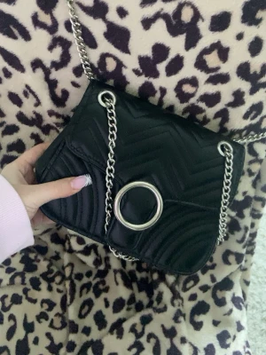 Super snygg väska  - Nu säljer jag en svart snygg läder väska i rätt så bra skick, den ger en sexig vibe som passar till vilka tillfällen som helst 
