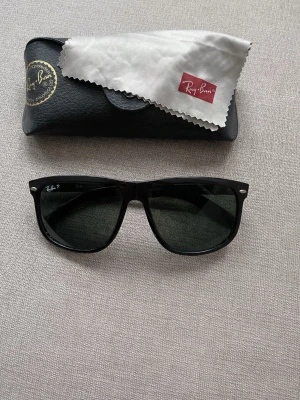 Ray-Ban Wayfarer (polarized) - Ray-Ban Wayfarer RB4147 polarized. Original med fodral + putsduk. Bra skick, klassisk modell.