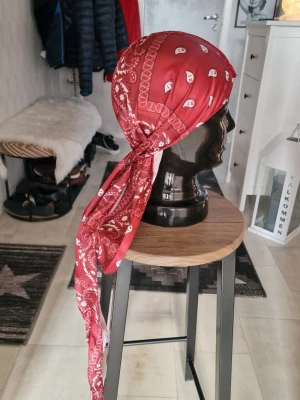 Bandanas - Bandana pirathatt.  Stretchig snabbtorkande andningsbar och  vindtät. 50 cm huvud. 16 cm bred. 106 cm längd.