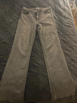 Gråa vida jeans med raka ben - Jeans från lager 157. Använd ett få antal gånger. Har du fler frågor, kom gärna privat🌸⭐️