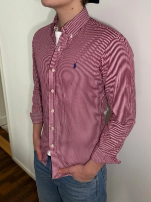 Ralph Lauren skjorta  - Säljer en fet Ralph skjorta Slim fit. Lite schysstare färg! Extra ordinärt skick!