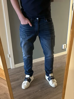 Mörkblå jeans från Polo Ralph Lauren - Ralph Lauren jeans i mycket fint skick. Jeansen har en snygg tvätt och en slim passform. Storlek 33/32. Jeansen är i nyskick!                              Nypris ca 2000–2500 kr. Säljes till bra pris för snabb affär.
