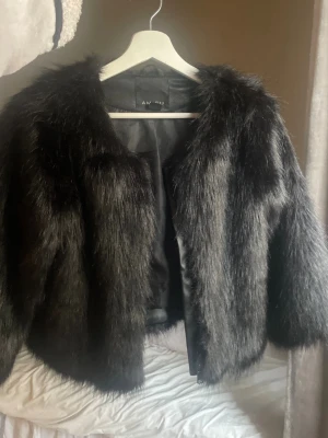 Svart kortärmad pälsjacka  - Jätte snygg kortärmad pälsjacka använd 2 gånger inga täcken alls på användning pris kan diskutera 