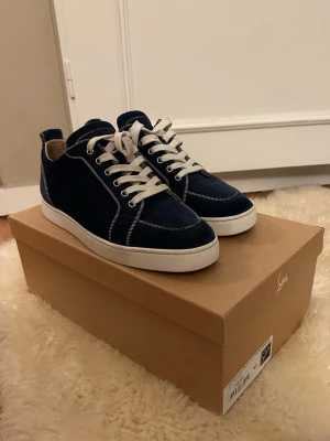 Christian Louboutin  - Christian Louboutin Rantulow ’Denim Navy’, säljes i mycket bra skick | Väldigt sparsamt använda | Storlek 43 | Hör av er vid eventuella frågor eller funderingar!