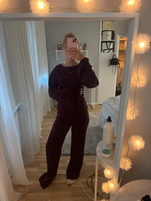 Nelly sett vinrött - Super snyggt vinrött sett. Helt oanvänt. Super skönt o snyggt. Vill man köpa separat (tröja o byxa)  är priset halverat.
